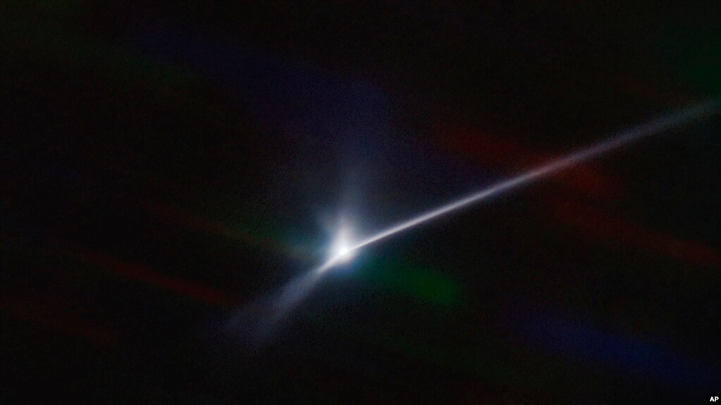 美国航空航天局飞船撞击双卫一小行星所产生的烟云。(2022年9月26日）(photo:VOA)