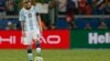 Lionel Messi de Argentina junto a la pelota después de que Brasil anotó su tercer gol durante un partido de fútbol clasificatorio para la Copa del Mundo de 2018 en el Estadio Mineirao en Belo Horizonte, Brasil, el jueves 10 de noviembre de 2016. (Foto AP/Leo Correa)