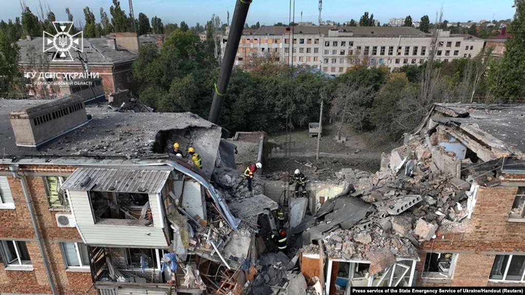 Nhân viên cứu hộ làm việc tại một tòa chung cư bị tên lửa Nga phá nát ở Mykolaiv, Ukraine, hôm 13/10