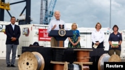 El presidente de EEUU, Joe Biden, ofrece declaraciones rodeado de la primera dama, Jill Biden,primera por la derecha, y del gobernador de Puerto Rico, Pedro Pierluisi, en el Puerto de Ponce, Puerto Rico, el 3 de octubre de 2022.