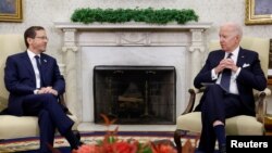 美国总统拜登2022年10月26日在白宫椭圆形办公室会见以色列总统艾萨克·赫尔佐格。（路透社照片）