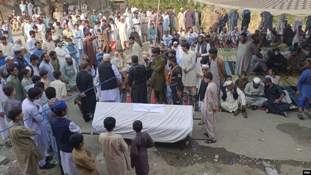 په ګلي باغ کې د سکول په ګاډي د ډزو د پېښې وروسته د وژل شوي ډرايو د جسد سره احتجاج شوی او په بله ورځ خاورو ته سپارل شوی وو، په دغه ورځ په سوات کې شخصي سکولونه تړل شوي او د مينګورې په نشاط چوک کې مظاهره شوې وه چې پکې په سوات او خېبرپښتونخوا کې د امن غوښتنه شوې وه