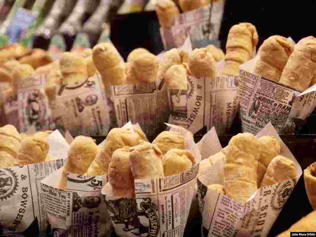 Los tequeños, típicos de Venezuela, consisten en una masa de hojaldre rellena de queso. Son uno de los productos más populares entre los que visitan el mercado.