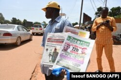 Un vendeur de journaux à Ouagadougou, le 5 octobre 2022.