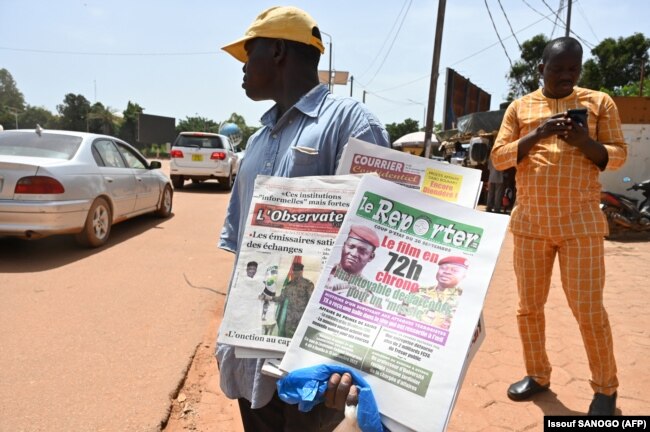 Un vendeur de journaux à Ouagadougou, le 5 octobre 2022.