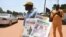 Un vendeur de rue expose des journaux locaux à Ouagadougou, le 5 octobre 2022. 