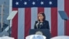 La vicepresidenta de EEUU, Kamala Harris, pronuncia un discurso a marinos estadounidenses a bordo del barco USS Howard en la Base Naval de Yokosuka, Japón, el 28 de septiembre de 2022.
