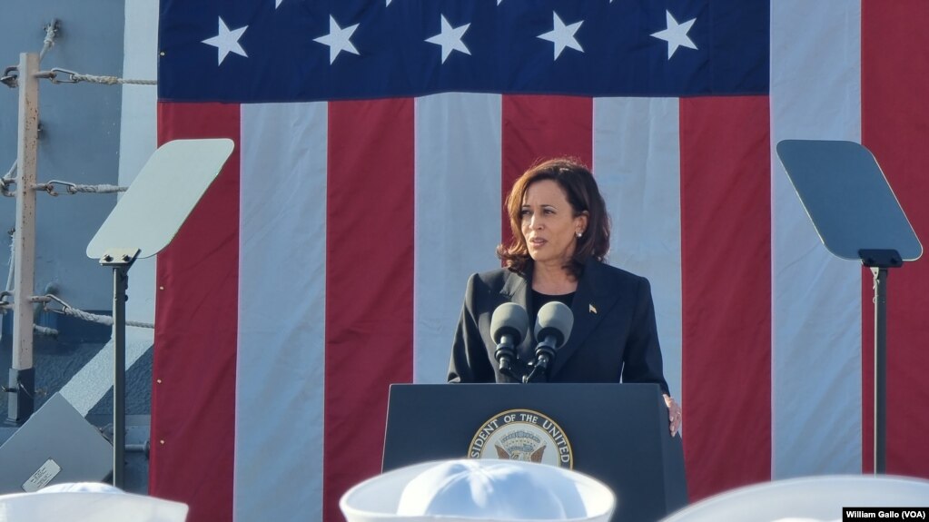 La vicepresidenta de EEUU, Kamala Harris, pronuncia un discurso a marinos estadounidenses a bordo del barco USS Howard en la Base Naval de Yokosuka, Japón, el 28 de septiembre de 2022.