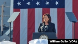 La vicepresidenta de EEUU, Kamala Harris, pronuncia un discurso a marinos estadounidenses a bordo del barco USS Howard en la Base Naval de Yokosuka, Japón, el 28 de septiembre de 2022.
