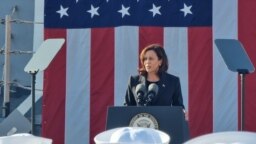 La vicepresidenta de EEUU, Kamala Harris, pronuncia un discurso a marinos estadounidenses a bordo del barco USS Howard en la Base Naval de Yokosuka, Japón, el 28 de septiembre de 2022.
