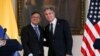 Menteri Luar Negeri AS Antony Blinken (kanan) bersama Presiden Kolombia Gustavo Petro di Bogota, Kolombia Senin (3/10). 