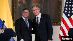 Menteri Luar Negeri AS Antony Blinken (kanan) bersama Presiden Kolombia Gustavo Petro di Bogota, Kolombia Senin (3/10). 