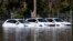 Tiga mobil terjebak banjir di Shepparton, Australia, Senin, 17 Oktober 2022. (Diego Fedele/AAP via AP)
