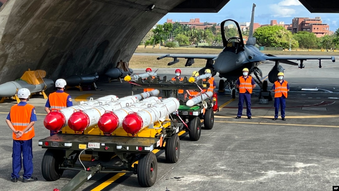 Rudal antikapal Harpoon A-84 dan rudal udara-ke-udara AIM-120 serta AIM-9 terlihat saat latihan pemuatan senjata di depan jet tempur F-16V di Pangkalan Udara Hualien, Taiwan, 17 Agustus 2022. (Foto: AP)