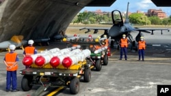 Rudal antikapal Harpoon A-84 dan rudal udara-ke-udara AIM-120 serta AIM-9 terlihat saat latihan pemuatan senjata di depan jet tempur F-16V di Pangkalan Udara Hualien, Taiwan, 17 Agustus 2022. (Foto: AP)