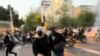 En esta foto del 19 de septiembre de 2022 tomada por una persona durante una protesta en Teherán, se observan presuntos Basijis en motocicletas tratando de disolver la manifestación.