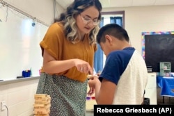 Katherine Alfaro works with students at Russellville Elementary School, in Russellville, Ala., Aug. 9, 2022. (Rebecca Griesbach/AL.com via AP)