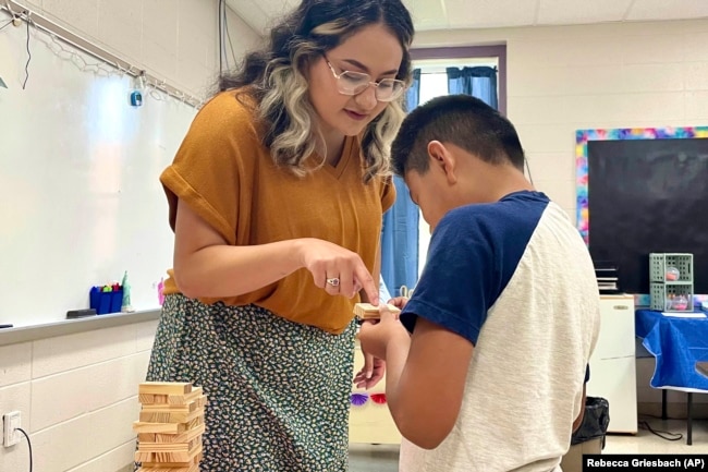 Katherine Alfaro works with students at Russellville Elementary School, in Russellville, Ala., Aug. 9, 2022. (Rebecca Griesbach/AL.com via AP)