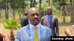 Nelson Chamisa speaking to reporters outside Chikurubi Maximum Security Prison