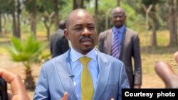 Nelson Chamisa speaking to reporters outside Chikurubi Maximum Security Prison