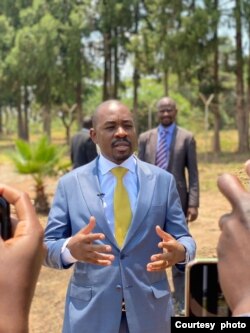 UMnu. Nelson Chamisa ukhuluma lentathelizindaba phandle kweChikurubi Maximum Security Prison