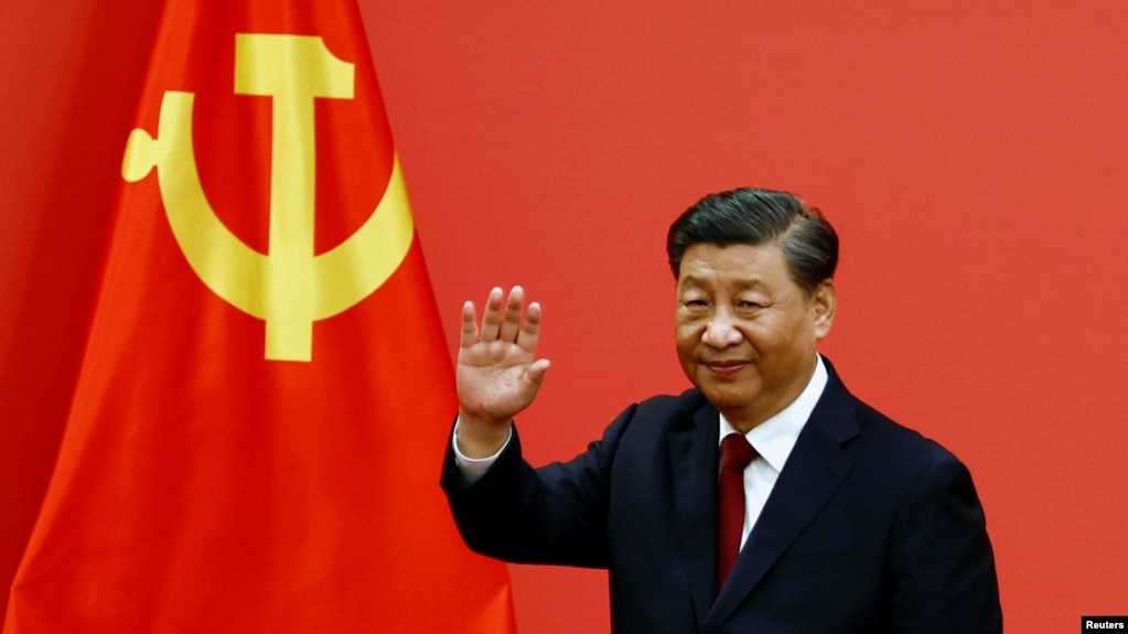 2022年10月23日，中共领导人习近平带领中共新一届中央政治局常委与中外媒体见面在讲话后招手。(photo:VOA)