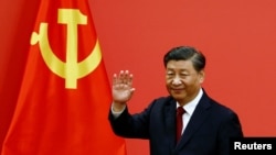 El presidente de China, Xi Jinping, saluda en un acto para presentar a los nuevos miembros del Comité Permanente del Politburó en el Gran Salón del Pueblo en Beijing, el domingo 23 de octubre de 2022. 
