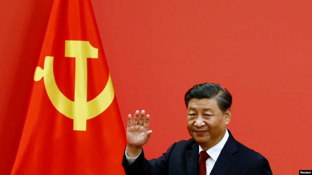 2022年10月23日，中共领导人习近平带领中共新一届中央政治局常委与中外媒体见面期间讲话后招手。(photo:VOA)