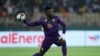 Andre Onana tient le ballon lors du match de la CAN 2021 entre le Burkina Faso et le Cameroun au stade Ahmadou-Ahidjo de Yaoundé, le 5 février 2022.