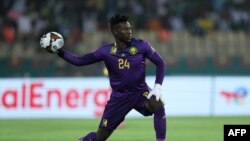 Andre Onana tient le ballon lors du match de la CAN 2021 entre le Burkina Faso et le Cameroun au stade Ahmadou-Ahidjo de Yaoundé, le 5 février 2022.