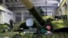 Оновлений танк радянського дизайну T-72 на ремонтному заводі у Києві в лютому 2021 р. У боях з російським вторгненням Україна здобула чимало трофейних російських танків, але в активних бойових діях втрачає десятки танків на місяць.