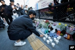 30일 서울 이태원 압사 참사 현장 주변에서 시민들이 희생자들을 추모하기 위해 꽃과 편지 등을 놓았다.