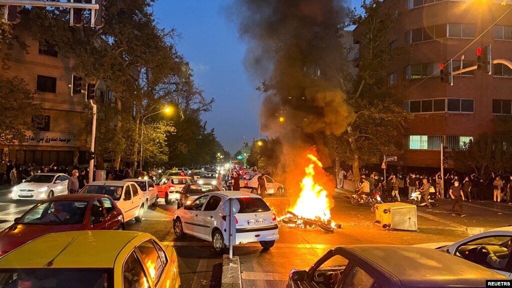 资料照片：在伊朗德黑兰，一辆警察摩托车在因玛莎·阿米尼之死而爆发的的抗议中起火燃烧。(2022年9月19日)(photo:VOA)