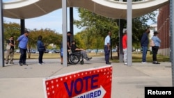 A line of early voters stretches outside the building for the midterm elections at the Citizens Service Center in Columbus, Georgia, U.S., October 17, 2022. REUTERS/Cheney Orr/File Photo
