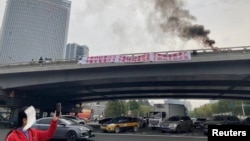 北京海淀區四通橋2022年10月13日有抗議者懸掛要求習近平下台的標語橫幅。網路監管人員迅速刪除在中國社群媒體平台廣泛傳播的橫幅照片。