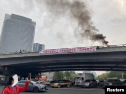 北京海淀区四通桥2022年10月13日有抗议者悬挂要求习近平下台的标语横幅。互联网监管人员迅速删除在中国社交媒体平台广泛传播的横幅照片。