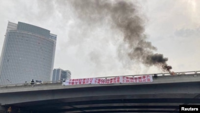 中共二十大报道：北京街头惊现反习横幅激发强烈震撼