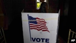 ARHIVA - Glasanje na biračkom mestu u Atlanti, u Džordžiji (Foto: AP/Brynn Anderson, File)