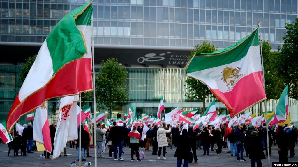 抗议者在卢森堡的欧盟理事会外长会议的会场外挥舞旗帜，声援伊朗妇女。(2022年10月17日)(photo:VOA)