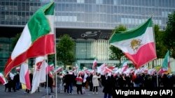 抗议者在卢森堡的欧盟理事会外长会议的会场外挥舞旗帜，声援伊朗妇女。(2022年10月17日)