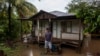 Un hombre parado afuera de su casa rodeado por las inundaciones después de que el huracán Julia azotara el área en Bluefields, Nicaragua, el domingo 9 de octubre de 2022. (Foto AP/Inti Ocon)