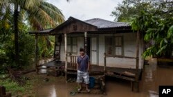 Un hombre parado afuera de su casa rodeado por las inundaciones después de que el huracán Julia azotara el área en Bluefields, Nicaragua, el domingo 9 de octubre de 2022. (Foto AP/Inti Ocon)