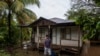 Un hombre parado afuera de su casa rodeado por las inundaciones después de que el huracán Julia azotara el área en Bluefields, Nicaragua, el 9 de octubre de 2022. tormenta tropical.
