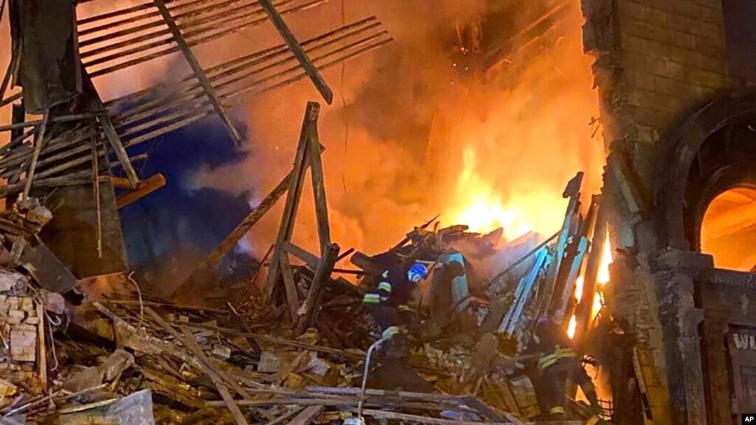 Tim penyelamat bekerja di lokasi sebuah bangunan yang rusak akibat penembakan di Zaporizhzhia, Ukraina, Kamis, 6 Oktober 2022. (Foto: via AP)