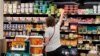 Una mujer compra en un supermercado de Pleasanton, California, EEUU, el 15 de septiembre de 2022.