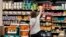 Una mujer compra en un supermercado de Pleasanton, California, EEUU, el 15 de septiembre de 2022.