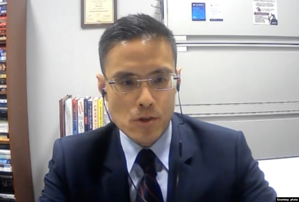 美国新泽西拉马波学院政治系副教授陈鼎。（截图自采访视频）(photo:VOA)