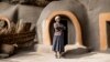 Malefakome, 54 ans, pose devant ses habitations dans le district de Berea au Lesotho le 9 octobre 2022.