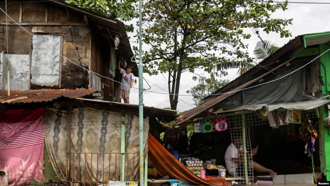 Philippine storm victims feared tsunami, ran toward mudslide