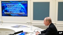 Президент Росії Володимир Путін з Москви спостерігає за навчаннями стратегічних ядерних сил, частиною яких є балістичні та крилаті ракети. 26 жовтня 2022 року. (Олексій Бабушкін, Sputnik, фото через AP)